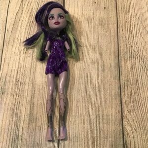 Monster high twyla coffin bean doll missing hands